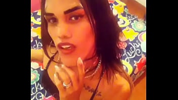 Frida rubi hilton mostrando sus curvas