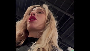 Hello la team j'arrive à lui faire fermer le magasin et l'attraper dans un coin pour qu'il me défonce le cul