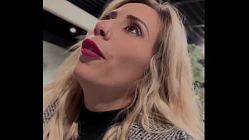 Hello la team j'arrive à lui faire fermer le magasin et l'attraper dans un coin pour qu'il me défonce le cul