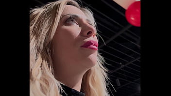 Hello la team j'arrive à lui faire fermer le magasin et l'attraper dans un coin pour qu'il me défonce le cul