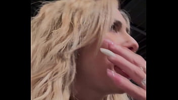 Hello la team j'arrive à lui faire fermer le magasin et l'attraper dans un coin pour qu'il me défonce le cul