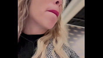 Hello la team j'arrive à lui faire fermer le magasin et l'attraper dans un coin pour qu'il me défonce le cul