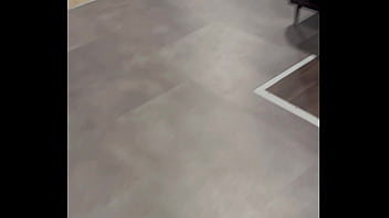 Hello la team j'arrive à lui faire fermer le magasin et l'attraper dans un coin pour qu'il me défonce le cul