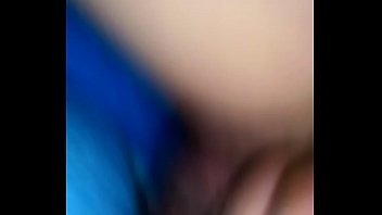 Con la mano de mi esposa d se masturba mi vecino