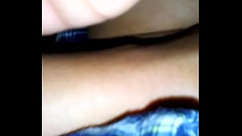 Con la mano de mi esposa d se masturba mi vecino