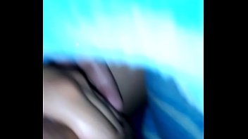 Con la mano de mi esposa d se masturba mi vecino