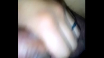 Con la mano de mi esposa d se masturba mi vecino