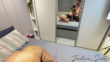 Amigo mais velho do meu irmão entrou no meu quarto e me viu pelada não resistiu e fudeu minha buceta