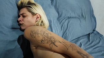 Gozando sozinha em casa