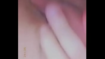 Le gusta echarse dedo