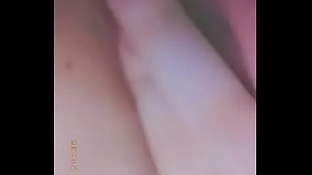 Le gusta echarse dedo