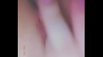 Le gusta echarse dedo