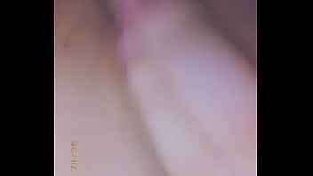 Le gusta echarse dedo