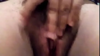 Se mete los dedos riquísimo