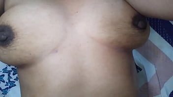 Chica latina mostrando sus tetas y dandose unos masaje en las aerolas hasta que el jeans se le moje de la exitacion