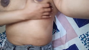Chica latina mostrando sus tetas y dandose unos masaje en las aerolas hasta que el jeans se le moje de la exitacion