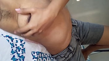 Chica latina mostrando sus tetas y dandose unos masaje en las aerolas hasta que el jeans se le moje de la exitacion