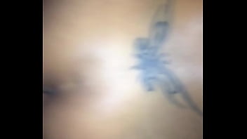 Aunque tus gemidos me indican que lo estás disfrutándo tu humedad me guía