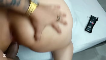 Gordita sexy con manos hermosas y bello rostro se pone en cuatro para que le rellene el culito con mi verga