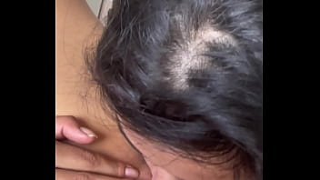 Ela meteu a lingua na minha buceta e fez gozar muito