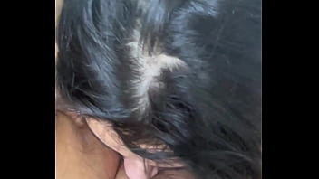 Ela meteu a lingua na minha buceta e fez gozar muito