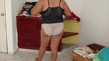 Esposa gordibuena en su nuevo departamento en ropa interior