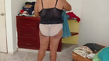 Esposa gordibuena en su nuevo departamento en ropa interior