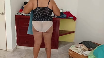 Esposa gordibuena en su nuevo departamento en ropa interior