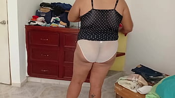 Esposa gordibuena en su nuevo departamento en ropa interior