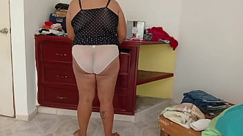Esposa gordibuena en su nuevo departamento en ropa interior