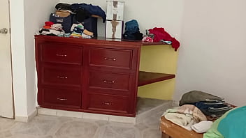 Esposa gordibuena en su nuevo departamento en ropa interior
