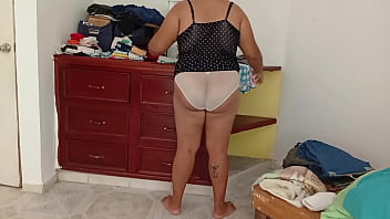 Esposa gordibuena en su nuevo departamento en ropa interior
