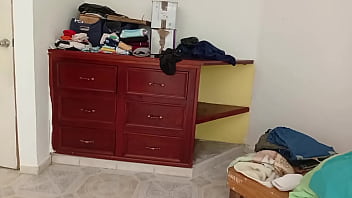 Esposa gordibuena en su nuevo departamento en ropa interior