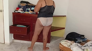 Esposa gordibuena en su nuevo departamento en ropa interior