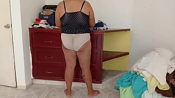 Esposa gordibuena en su nuevo departamento en ropa interior