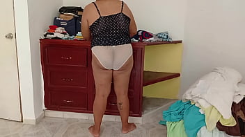 Esposa gordibuena en su nuevo departamento en ropa interior