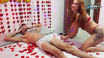 Dei nossa vizinha gostosa de presente pro meu marido ele quis comer nós duas ao mesmo tempo