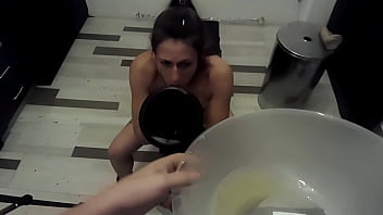 Sklavin muss gelbe pisse trinken aus dem trichter