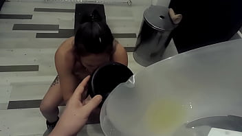 Sklavin muss gelbe pisse trinken aus dem trichter