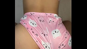Hermanastra de 18 añitos follada con su pijama anda triste porque su novio la termino hermosa culona porno casero