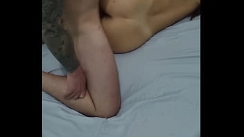 Esposa empina a bunda de quatro dando gostosinho depois fica de ladinho