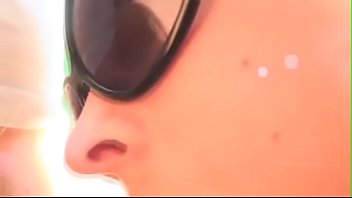 Chica le mama la verga a su novio en la piscina