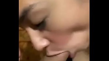 Amiga con trasero grande haciendo oral Amiga con trasero grande haciendo oral