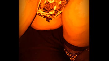 Mi vecino me mete los dedos en la pucha mientras mi marido trabaja 24 horas