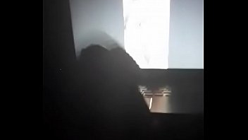 Se masturbando gostoso vendo vídeo no notebook Se masturbando gostoso vendo vídeo no notebook