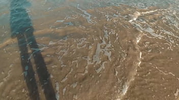 Meia irmã cheia de tesão fudeu buceta virgem em praia pública