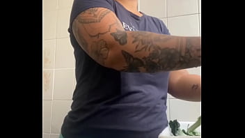 Você cairia de boca nessa xota grande ou tem nojinho de bucetão