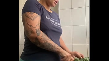 Você cairia de boca nessa xota grande ou tem nojinho de bucetão