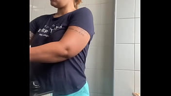 Você cairia de boca nessa xota grande ou tem nojinho de bucetão