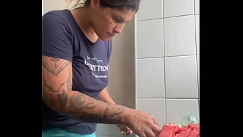 Você cairia de boca nessa xota grande ou tem nojinho de bucetão